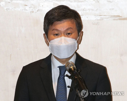 정몽규 HDC그룹 회장이 17일 오전 서울 용산구 사옥에서 열린 대국민 사과 기자회견에서 현산 회장직 사퇴 의사를 밝히고 있다. 연합뉴스